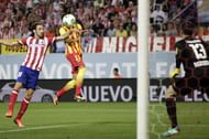 Neymar scores against Atlético Madrid in the Spanish Supercup final in 2013